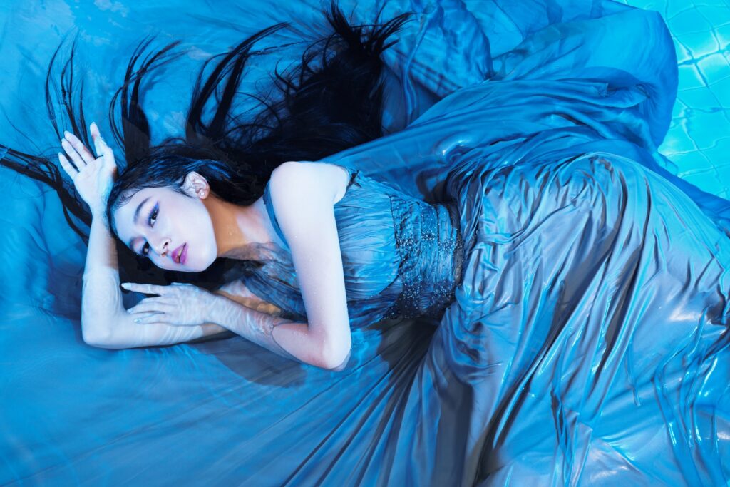 1683866701-Keisya-Levronka - Indo Archive Keisya Levronka mengenakan gaun biru di pemotretan album debut bertajuk 'Levronka', dirilis oleh Universal Music Indonesia.