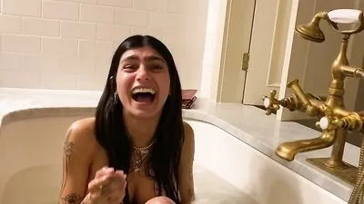 Mia Khalifa tertawa lepas di bathtub, jadi sorotan penggemar setia OnlyFans
