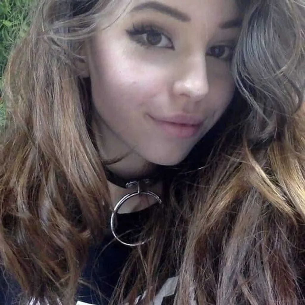 belle-delphine-closeup - Indo Archive Belle Delphine tersenyum dengan wig pink dan topi hitam