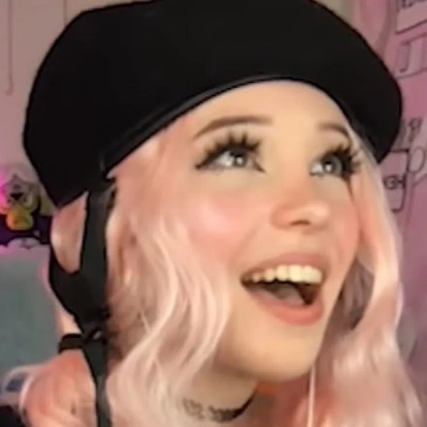 belle-delphine-natural-look - Indo Archive Belle Delphine tampil natural dengan rambut panjang bergelombang dan
