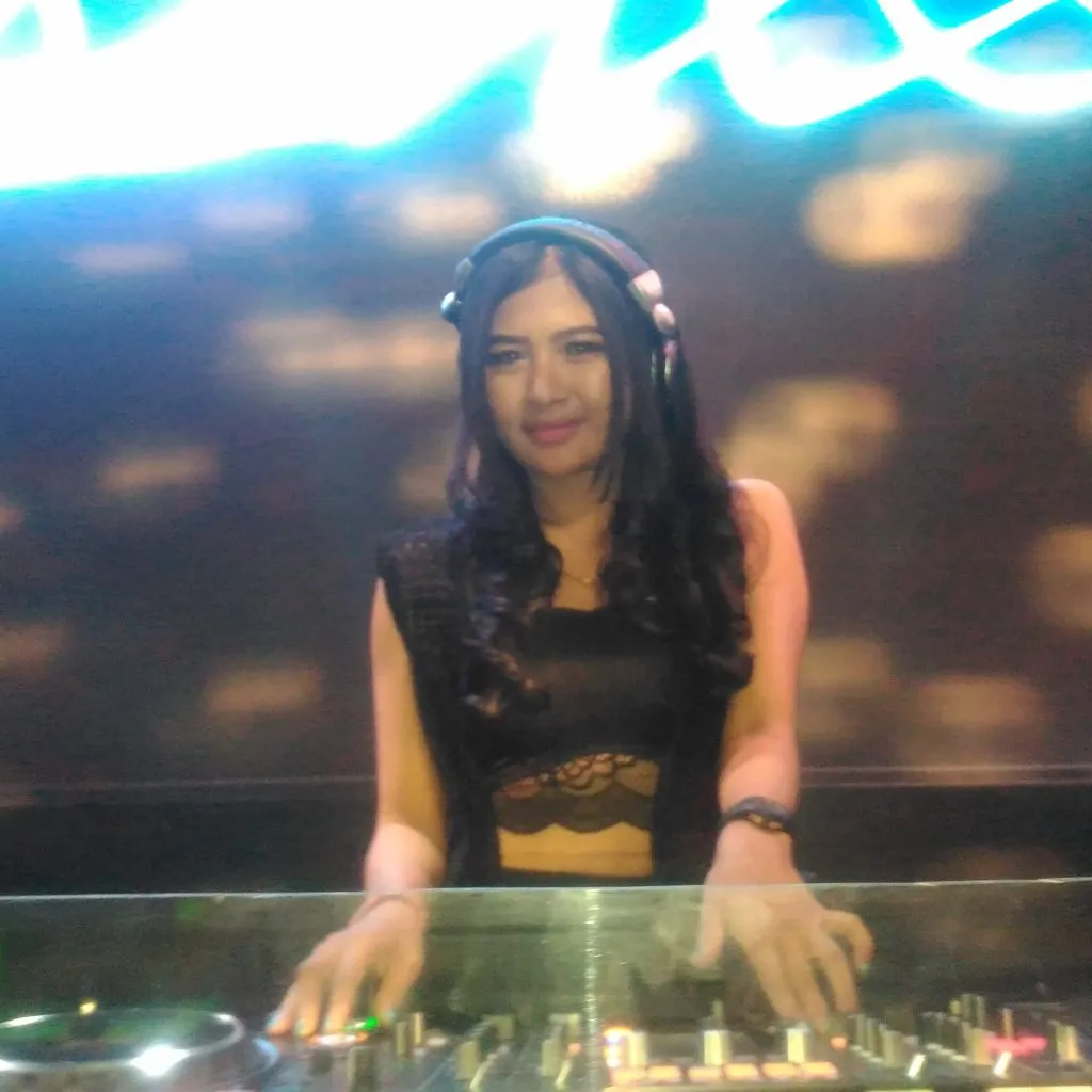 dj-vhiee-performing - Indo Archive DJ Vhiee sedang tampil di atas panggung dengan gaya percaya diri dan busana seksi khas DJ wanita Indonesia