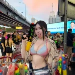 Msbreewc saat festival air Songkran Thailand, tampil menarik dengan outfit terbuka dan senjata air, viral di media sosial