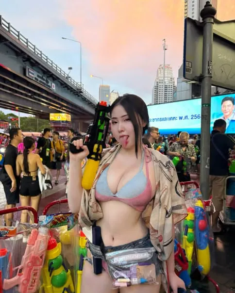 msbreewc_converted - Indo Archive Msbreewc saat festival air Songkran Thailand, tampil menarik dengan outfit terbuka dan senjata air, viral di media sosial