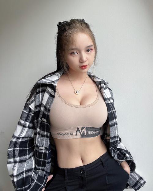 x3mv6lk65k5wxmg4miso_22219 - Indo Archive Pose sensual Kienzy Mylien yang sempat viral dan jadi perbincangan netizen Indonesia